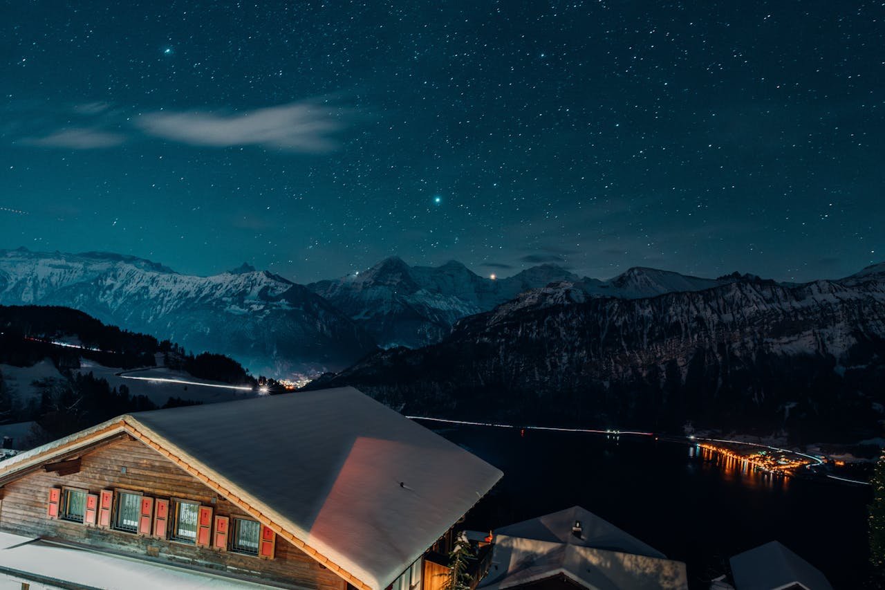 Chalet sous ciel étoilé et paysage neigeux
